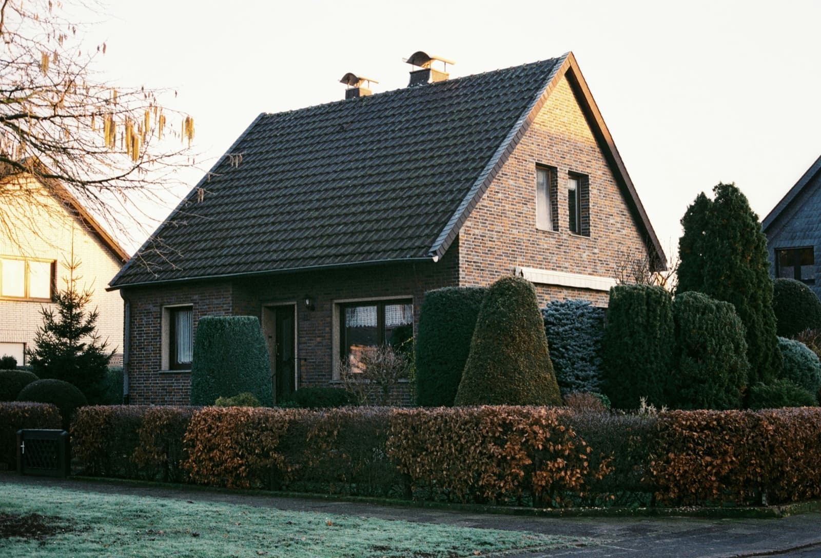Gepflegtes Einfamilienhaus mit geschnittener Hecke und Grünanlage – Objektbetreuung in der Metropolregion Nürnberg